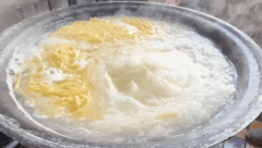 两须眉正在邻人家吃酸汤子后致一死一伤；本地